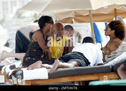 Exklusiv!! Russell Simmons genießt eine Fußmassage und die Gesellschaft von Barbara Becker und seinen Freunden, während er seine Geburtstagswoche in South Beach feiert. 10/02/06 Alle Stockfoto