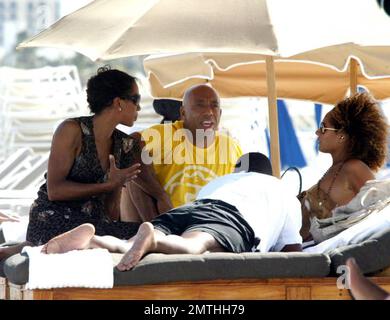 Exklusiv!! Russell Simmons genießt eine Fußmassage und die Gesellschaft von Barbara Becker und seinen Freunden, während er seine Geburtstagswoche in South Beach feiert. 10/02/06 Alle Stockfoto