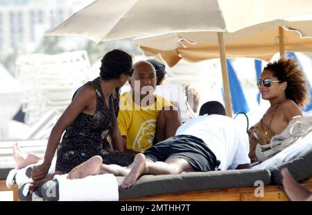 Exklusiv!! Russell Simmons genießt eine Fußmassage und die Gesellschaft von Barbara Becker und seinen Freunden, während er seine Geburtstagswoche in South Beach feiert. 10/02/06 Alle Stockfoto