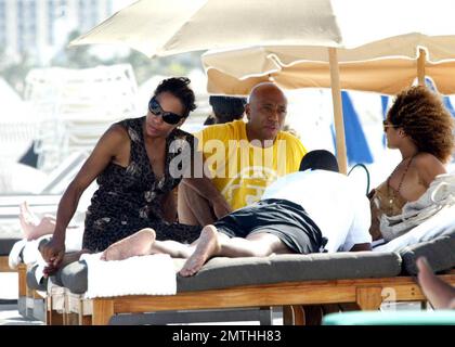 Exklusiv!! Russell Simmons genießt eine Fußmassage und die Gesellschaft von Barbara Becker und seinen Freunden, während er seine Geburtstagswoche in South Beach feiert. 10/02/06 Alle Stockfoto