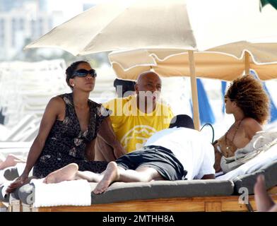 Exklusiv!! Russell Simmons genießt eine Fußmassage und die Gesellschaft von Barbara Becker und seinen Freunden, während er seine Geburtstagswoche in South Beach feiert. 10/02/06 Alle Stockfoto