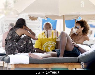 Exklusiv!! Russell Simmons genießt eine Fußmassage und die Gesellschaft von Barbara Becker und seinen Freunden, während er seine Geburtstagswoche in South Beach feiert. 10/02/06 Alle Stockfoto