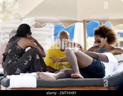 Exklusiv!! Russell Simmons genießt eine Fußmassage und die Gesellschaft von Barbara Becker und seinen Freunden, während er seine Geburtstagswoche in South Beach feiert. 10/02/06 Alle Stockfoto