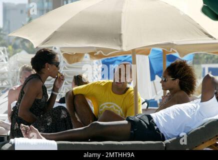 Exklusiv!! Russell Simmons genießt eine Fußmassage und die Gesellschaft von Barbara Becker und seinen Freunden, während er seine Geburtstagswoche in South Beach feiert. 10/02/06 Alle Stockfoto