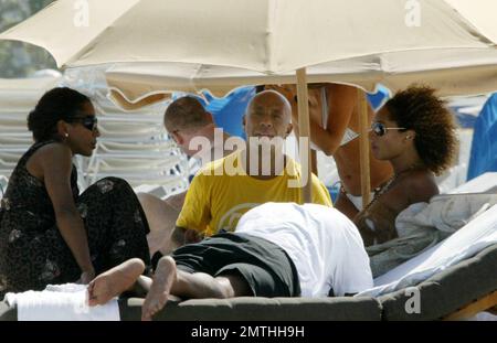 Exklusiv!! Russell Simmons genießt eine Fußmassage und die Gesellschaft von Barbara Becker und seinen Freunden, während er seine Geburtstagswoche in South Beach feiert. 10/02/06 Alle Stockfoto