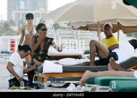 Exklusiv!! Russell Simmons genießt eine Fußmassage und die Gesellschaft von Barbara Becker und seinen Freunden, während er seine Geburtstagswoche in South Beach feiert. 10/02/06 Alle Stockfoto