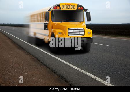 Gelber Schulbus auf der Straße draußen. Transport für Studenten Stockfoto