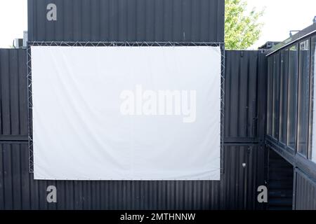 Leerer weißer Bildschirm für einen Film auf der Straße Stockfoto