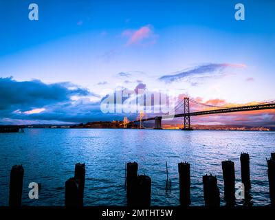 Farbenfroher „Candy Skies“ aus Baumwolle über Meereslandschaft in San Francisco Stockfoto