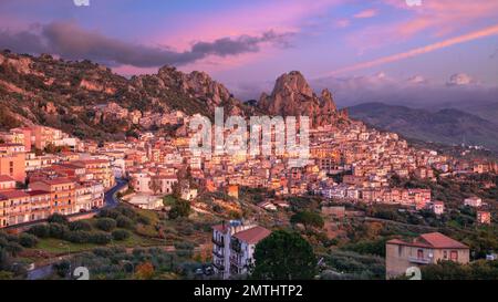 Gagliano Castelferrato, Sizilien, Italien. Unvergleichliches Stadtbild der historischen Stadt Gagliano Castelferrato in Sizilien bei dramatischem Sonnenaufgang. Stockfoto