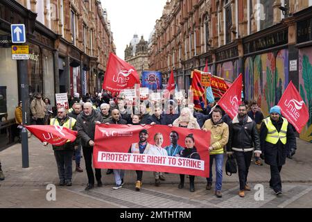 Demonstranten während des Protect the Right to Strike march in Leeds, protestieren gegen die umstrittenen Pläne der Regierung für ein neues Gesetz über Mindestdienstleistungsniveaus während Streiks. Bilddatum: Mittwoch, 1. Februar 2023. Stockfoto