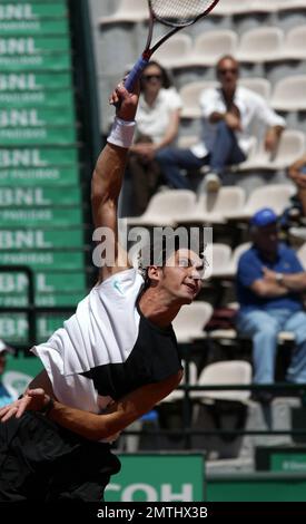 ATP Master Series „Internazionali BNL D'Italia 2007" Spiel zwischen Amer Delic, USA, und Marat Safin, Russland, im Foro Italico in Rom, Italien. Amer Delic serviert Marat Safin. Safin gewann das Spiel 2-6, 6-3, 6-4. Rom, Italien. 05/08/07. Alle Stockfoto