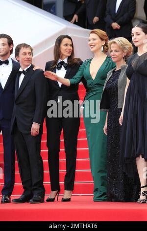 Gaspard Ulliel, Bertrand Bonello, französische Kulturministerin Aurelie Filippetti und Lea Seydoux bei der Galapremiere „Saint-Laurent“, die im Palais des Festivals während des 67. Jährlichen Filmfestivals in Cannes, Frankreich, stattfand. 17. Mai 2014 Stockfoto