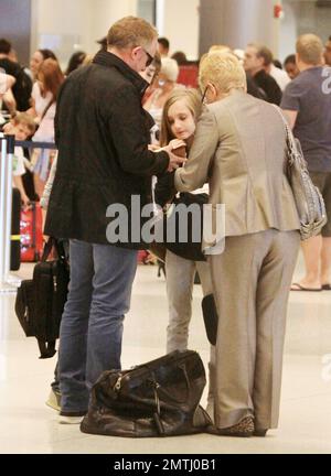 EXKLUSIV!! Salma Hayeks Ehemann, Francois Henri Pinault, macht sich mit seinem Sohn Francois und seiner Tochter Mathilde auf den Weg durch den Flughafen, nachdem er das Osterwochenende mit Salma und ihrer Tochter Valentina in Miami verbracht hat. Miami, Florida 04/24/11. Stockfoto