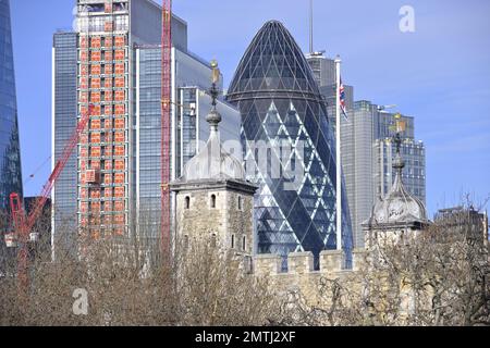 London, England, Großbritannien. Alte und neue Architektur. Die City of London befindet sich hinter dem Tower of London Stockfoto