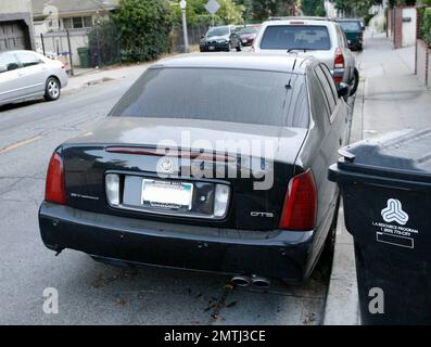 Exklusiv!! Während Samantha Ronson Zeit mit Galpal Lindsay Lohan in Miami Beach verbringt, waren die Parkbehörden in Los Angeles damit beschäftigt, Ronsons sehr dreckigen schwarzen Cadillac zu klauen, der vor ihrem Haus in Hollywood Hills parkt. Ihre Fahrzeugzulassung scheint sehr veraltet zu sein, wie auf dem Aufkleber vom 2007. November steht. Sie haben einen Buchstaben auf die Windschutzscheibe geklopft und eine orangefarbene Kofferraumklammer am Fahrzeug angebracht. Das Auto war so dreckig, dass irgendein Witzbold ein Herz in den Staub gezogen hatte und Lindsay darunter schrieb. Los Angeles, CA 8/5/08 Stockfoto