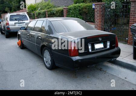 Exklusiv!! Während Samantha Ronson Zeit mit Galpal Lindsay Lohan in Miami Beach verbringt, waren die Parkbehörden in Los Angeles damit beschäftigt, Ronsons sehr dreckigen schwarzen Cadillac zu klauen, der vor ihrem Haus in Hollywood Hills parkt. Ihre Fahrzeugzulassung scheint sehr veraltet zu sein, wie auf dem Aufkleber vom 2007. November steht. Sie haben einen Buchstaben auf die Windschutzscheibe geklopft und eine orangefarbene Kofferraumklammer am Fahrzeug angebracht. Das Auto war so dreckig, dass irgendein Witzbold ein Herz in den Staub gezogen hatte und Lindsay darunter schrieb. Los Angeles, CA 8/5/08 Stockfoto