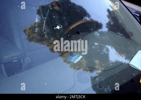 Exklusiv!! Während Samantha Ronson Zeit mit Galpal Lindsay Lohan in Miami Beach verbringt, waren die Parkbehörden in Los Angeles damit beschäftigt, Ronsons sehr dreckigen schwarzen Cadillac zu klauen, der vor ihrem Haus in Hollywood Hills parkt. Ihre Fahrzeugzulassung scheint sehr veraltet zu sein, wie auf dem Aufkleber vom 2007. November steht. Sie haben einen Buchstaben auf die Windschutzscheibe geklopft und eine orangefarbene Kofferraumklammer am Fahrzeug angebracht. Das Auto war so dreckig, dass irgendein Witzbold ein Herz in den Staub gezogen hatte und Lindsay darunter schrieb. Los Angeles, CA 8/5/08 Stockfoto