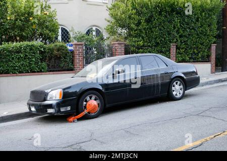 Exklusiv!! Während Samantha Ronson Zeit mit Galpal Lindsay Lohan in Miami Beach verbringt, waren die Parkbehörden in Los Angeles damit beschäftigt, Ronsons sehr dreckigen schwarzen Cadillac zu klauen, der vor ihrem Haus in Hollywood Hills parkt. Ihre Fahrzeugzulassung scheint sehr veraltet zu sein, wie auf dem Aufkleber vom 2007. November steht. Sie haben einen Buchstaben auf die Windschutzscheibe geklopft und eine orangefarbene Kofferraumklammer am Fahrzeug angebracht. Das Auto war so dreckig, dass irgendein Witzbold ein Herz in den Staub gezogen hatte und Lindsay darunter schrieb. Los Angeles, CA 8/5/08 Stockfoto