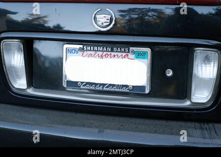 Exklusiv!! Während Samantha Ronson Zeit mit Galpal Lindsay Lohan in Miami Beach verbringt, waren die Parkbehörden in Los Angeles damit beschäftigt, Ronsons sehr dreckigen schwarzen Cadillac zu klauen, der vor ihrem Haus in Hollywood Hills parkt. Ihre Fahrzeugzulassung scheint sehr veraltet zu sein, wie auf dem Aufkleber vom 2007. November steht. Sie haben einen Buchstaben auf die Windschutzscheibe geklopft und eine orangefarbene Kofferraumklammer am Fahrzeug angebracht. Das Auto war so dreckig, dass irgendein Witzbold ein Herz in den Staub gezogen hatte und Lindsay darunter schrieb. Los Angeles, CA 8/5/08 Stockfoto