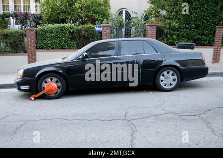 Exklusiv!! Während Samantha Ronson Zeit mit Galpal Lindsay Lohan in Miami Beach verbringt, waren die Parkbehörden in Los Angeles damit beschäftigt, Ronsons sehr dreckigen schwarzen Cadillac zu klauen, der vor ihrem Haus in Hollywood Hills parkt. Ihre Fahrzeugzulassung scheint sehr veraltet zu sein, wie auf dem Aufkleber vom 2007. November steht. Sie haben einen Buchstaben auf die Windschutzscheibe geklopft und eine orangefarbene Kofferraumklammer am Fahrzeug angebracht. Das Auto war so dreckig, dass irgendein Witzbold ein Herz in den Staub gezogen hatte und Lindsay darunter schrieb. Los Angeles, CA 8/5/08 Stockfoto