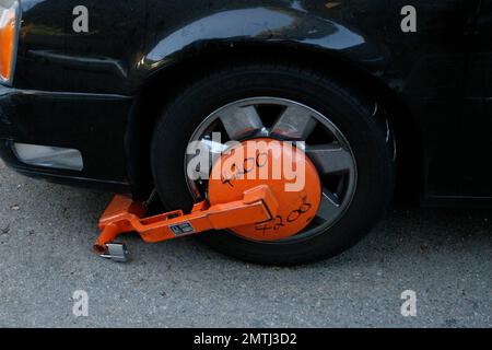 Exklusiv!! Während Samantha Ronson Zeit mit Galpal Lindsay Lohan in Miami Beach verbringt, waren die Parkbehörden in Los Angeles damit beschäftigt, Ronsons sehr dreckigen schwarzen Cadillac zu klauen, der vor ihrem Haus in Hollywood Hills parkt. Ihre Fahrzeugzulassung scheint sehr veraltet zu sein, wie auf dem Aufkleber vom 2007. November steht. Sie haben einen Buchstaben auf die Windschutzscheibe geklopft und eine orangefarbene Kofferraumklammer am Fahrzeug angebracht. Das Auto war so dreckig, dass irgendein Witzbold ein Herz in den Staub gezogen hatte und Lindsay darunter schrieb. Los Angeles, CA 8/5/08 Stockfoto