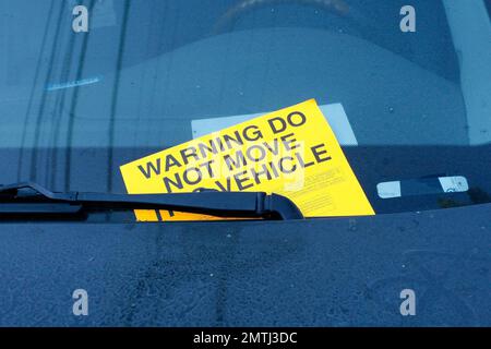 Exklusiv!! Während Samantha Ronson Zeit mit Galpal Lindsay Lohan in Miami Beach verbringt, waren die Parkbehörden in Los Angeles damit beschäftigt, Ronsons sehr dreckigen schwarzen Cadillac zu klauen, der vor ihrem Haus in Hollywood Hills parkt. Ihre Fahrzeugzulassung scheint sehr veraltet zu sein, wie auf dem Aufkleber vom 2007. November steht. Sie haben einen Buchstaben auf die Windschutzscheibe geklopft und eine orangefarbene Kofferraumklammer am Fahrzeug angebracht. Das Auto war so dreckig, dass irgendein Witzbold ein Herz in den Staub gezogen hatte und Lindsay darunter schrieb. Los Angeles, CA 8/5/08 Stockfoto