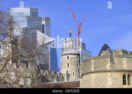 London, England, Großbritannien. Alte und neue Architektur. Die City of London befindet sich hinter dem Tower of London Stockfoto