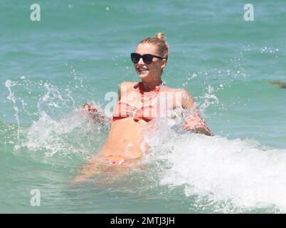 Deutscher Real Madrid Mittelfeldspieler Sami Khedira und Freundin Lena Gercke genießen einen weiteren Tag am Strand. Die beiden schwammen zusammen, nahmen sich etwas Zeit für einen romantischen Kuss und entspannten sich später auf ihren Liegestühlen. Miami Beach, Florida 13. Juli 2012. Stockfoto
