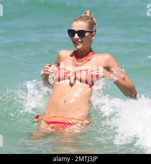 Deutscher Real Madrid Mittelfeldspieler Sami Khedira und Freundin Lena Gercke genießen einen weiteren Tag am Strand. Die beiden schwammen zusammen, nahmen sich etwas Zeit für einen romantischen Kuss und entspannten sich später auf ihren Liegestühlen. Miami Beach, Florida 13. Juli 2012. Stockfoto