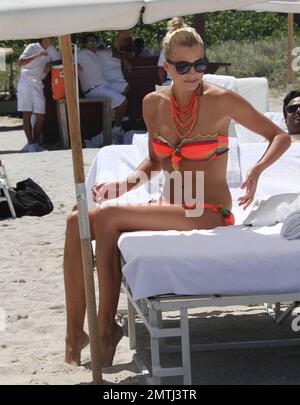 Deutscher Real Madrid Mittelfeldspieler Sami Khedira und Freundin Lena Gercke genießen einen weiteren Tag am Strand. Die beiden schwammen zusammen, nahmen sich etwas Zeit für einen romantischen Kuss und entspannten sich später auf ihren Liegestühlen. Miami Beach, Florida 13. Juli 2012. Stockfoto