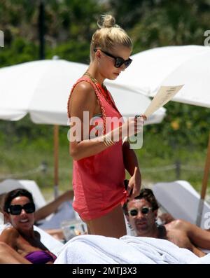 Deutscher Real Madrid Mittelfeldspieler Sami Khedira und Freundin Lena Gercke genießen einen weiteren Tag am Strand. Die beiden schwammen zusammen, nahmen sich etwas Zeit für einen romantischen Kuss und entspannten sich später auf ihren Liegestühlen. Miami Beach, Florida 13. Juli 2012. . Stockfoto