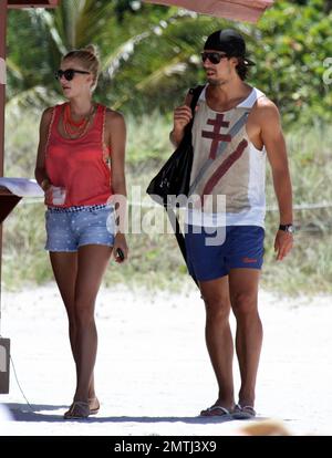 Deutscher Real Madrid Mittelfeldspieler Sami Khedira und Freundin Lena Gercke genießen einen weiteren Tag am Strand. Die beiden schwammen zusammen, nahmen sich etwas Zeit für einen romantischen Kuss und entspannten sich später auf ihren Liegestühlen. Miami Beach, Florida 13. Juli 2012. . Stockfoto