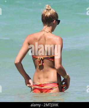 Deutscher Real Madrid Mittelfeldspieler Sami Khedira und Freundin Lena Gercke genießen einen weiteren Tag am Strand. Die beiden schwammen zusammen, nahmen sich etwas Zeit für einen romantischen Kuss und entspannten sich später auf ihren Liegestühlen. Miami Beach, Florida 13. Juli 2012. . Stockfoto