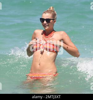 Deutscher Real Madrid Mittelfeldspieler Sami Khedira und Freundin Lena Gercke genießen einen weiteren Tag am Strand. Die beiden schwammen zusammen, nahmen sich etwas Zeit für einen romantischen Kuss und entspannten sich später auf ihren Liegestühlen. Miami Beach, Florida 13. Juli 2012. . Stockfoto