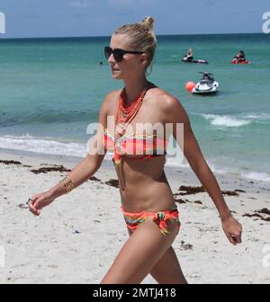 Deutscher Real Madrid Mittelfeldspieler Sami Khedira und Freundin Lena Gercke genießen einen weiteren Tag am Strand. Die beiden schwammen zusammen, nahmen sich etwas Zeit für einen romantischen Kuss und entspannten sich später auf ihren Liegestühlen. Miami Beach, Florida 13. Juli 2012. . Stockfoto