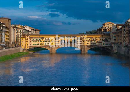 Florence Ponte Vecchio, Blick bei Sonnenuntergang auf die Brücke Ponte Vecchio über den Fluss Arno, Florenz, Florenz, Florenz, Toskana, Italien. Stockfoto