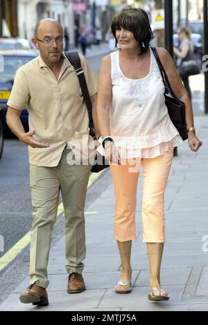 EXKLUSIV!! 60s Barfußsängerin Sandie Shaw spaziert mit Freunden im West End von London, Großbritannien. 6/30/10. Stockfoto