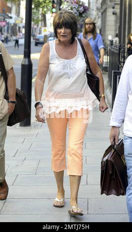 EXKLUSIV!! 60s Barfußsängerin Sandie Shaw spaziert mit Freunden im West End von London, Großbritannien. 6/30/10. Stockfoto