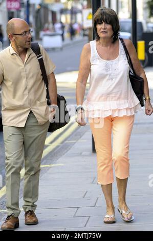 EXKLUSIV!! 60s Barfußsängerin Sandie Shaw spaziert mit Freunden im West End von London, Großbritannien. 6/30/10. Stockfoto