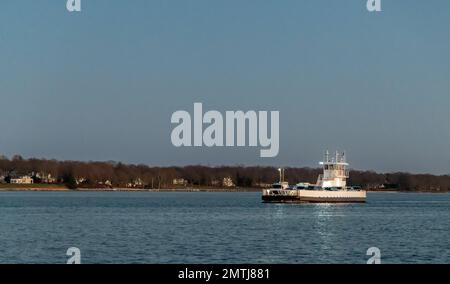 Shelter Island North Ferry überquert Dering Harbor im Hintergrund Stockfoto