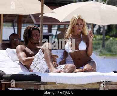 Shauna Sands verbringt einen weiteren Tag mit ihrem neuen Verlobten am Strand und begrüßt den Fußballspieler Djibril Cisse und seine Frau Jude Littler. Miami Beach, Florida 6/12/09. Stockfoto