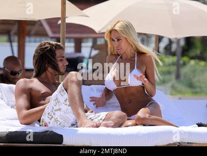 Shauna Sands verbringt einen weiteren Tag mit ihrem neuen Verlobten am Strand und begrüßt den Fußballspieler Djibril Cisse und seine Frau Jude Littler. Miami Beach, Florida 6/12/09. Stockfoto