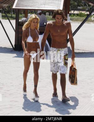 Shauna Sands verbringt einen weiteren Tag mit ihrem neuen Verlobten am Strand und begrüßt den Fußballspieler Djibril Cisse und seine Frau Jude Littler. Miami Beach, Florida 6/12/09. Stockfoto