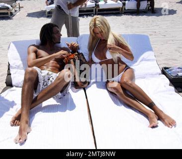 Shauna Sands verbringt einen weiteren Tag mit ihrem neuen Verlobten am Strand und begrüßt den Fußballspieler Djibril Cisse und seine Frau Jude Littler. Miami Beach, Florida 6/12/09. Stockfoto