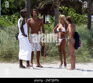 Shauna Sands verbringt einen weiteren Tag mit ihrem neuen Verlobten am Strand und begrüßt den Fußballspieler Djibril Cisse und seine Frau Jude Littler. Miami Beach, Florida 6/12/09. . Stockfoto
