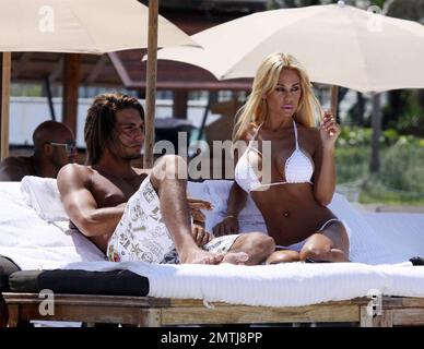 Shauna Sands verbringt einen weiteren Tag mit ihrem neuen Verlobten am Strand und begrüßt den Fußballspieler Djibril Cisse und seine Frau Jude Littler. Miami Beach, Florida 6/12/09. . Stockfoto