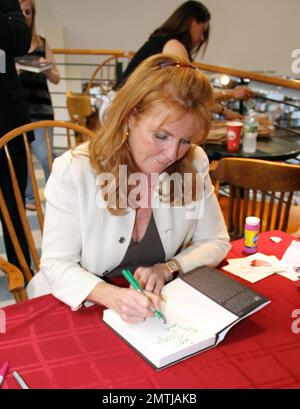 Sarah Ferguson unterzeichnet Kopien ihres neuen Buches „Finding Sarah: A Duchess's Journey to Find Yourself“ bei Book Revue. Während der Unterzeichnung blies eine Assistentin Blasen, die vor der Herzogin schwebten, als sie unterschrieb. New York, NY. 6/28/11. Stockfoto