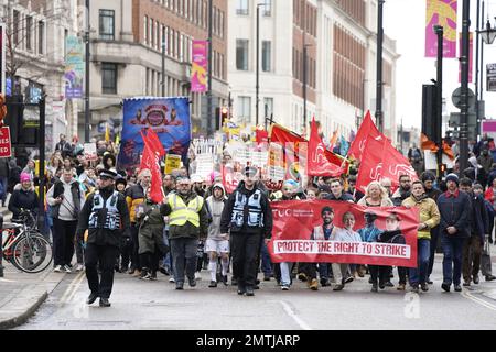 Demonstranten während des Protect the Right to Strike march in Leeds, protestieren gegen die umstrittenen Pläne der Regierung für ein neues Gesetz über Mindestdienstleistungsniveaus während Streiks. Bilddatum: Mittwoch, 1. Februar 2023. Stockfoto