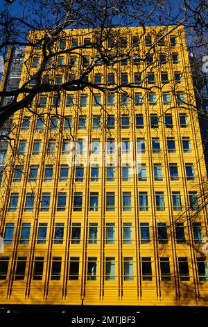 London - 02 27 2022: Gelbe Fassade des Central Saint Giles in London Stockfoto